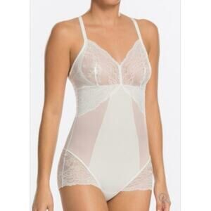 Spanx Spotlight On Lace Bodysuit White NWT NEW 10119R Medium MSRP $74.99